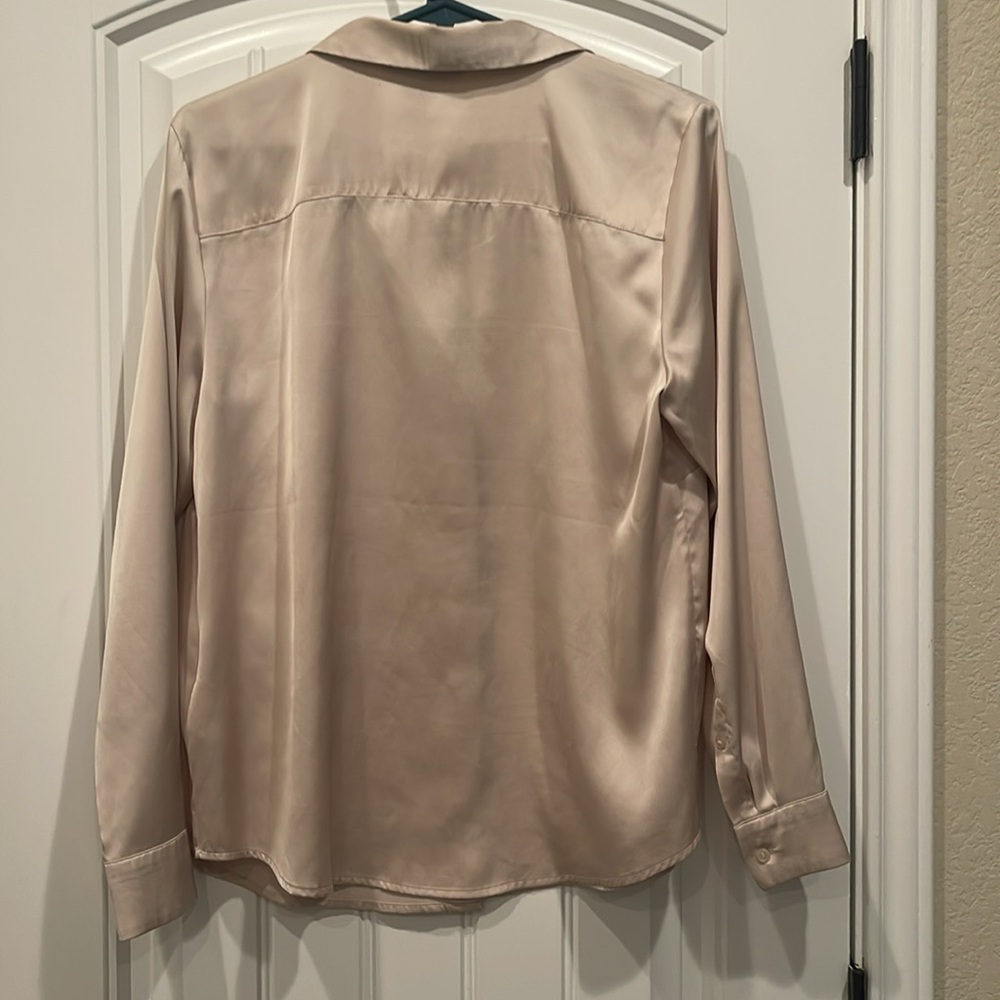 H&M women’s button down - Picture 3 of 3